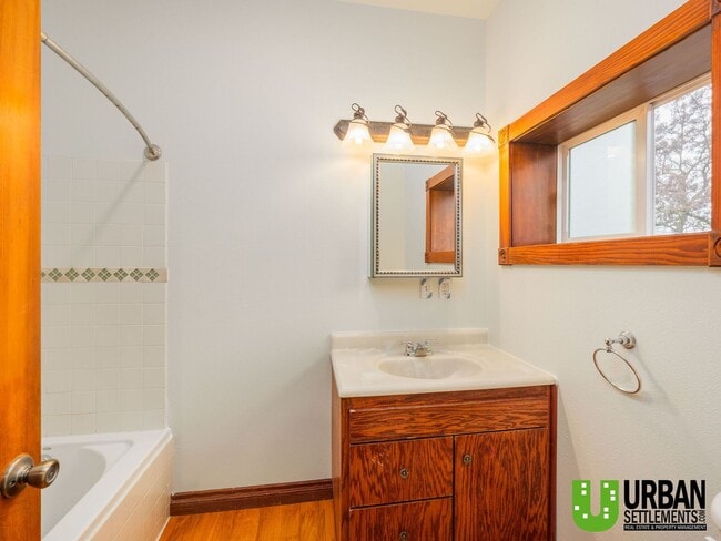 Building Photo - Downtown home for rent.