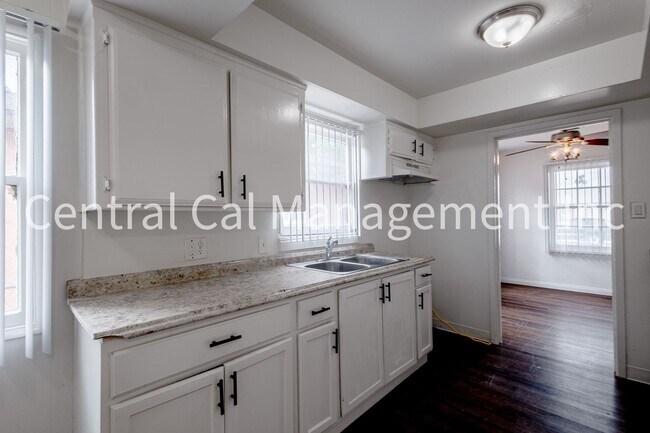 Building Photo - 4 Bedroom/2 Bath Home in Central Bakersfield - $1995 Per Month!