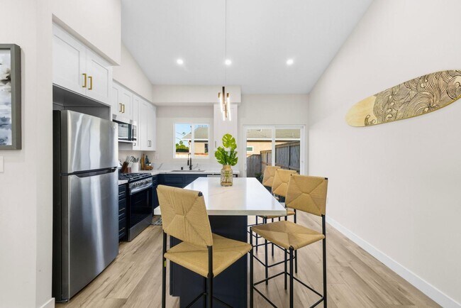 Building Photo - 436 Date Ave