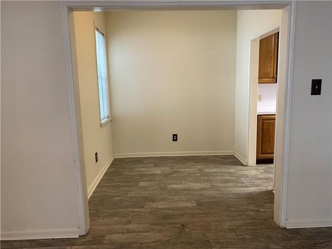Building Photo - UT PRE-LEASE - 1 bed / 1 bath Updated West Campus Condo