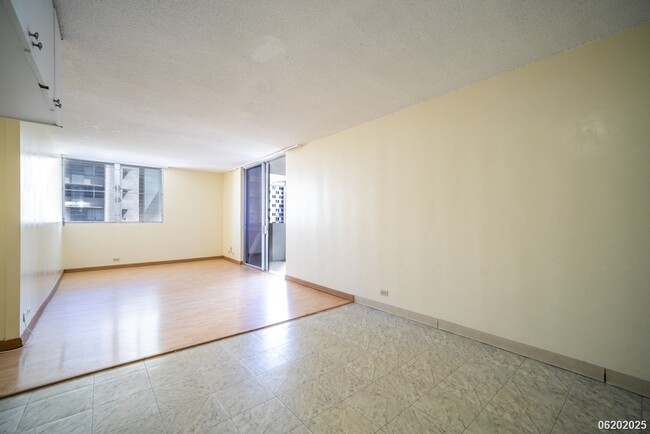 Building Photo - $2400 / 2 BD, 1 BA, 1 parking Condo in Hon...