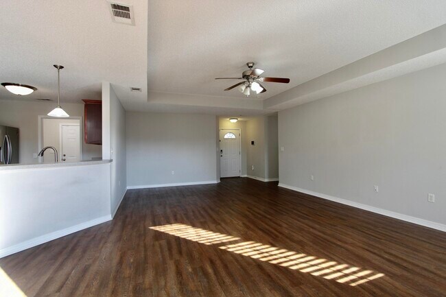 Building Photo - 205 Tiffot Ct