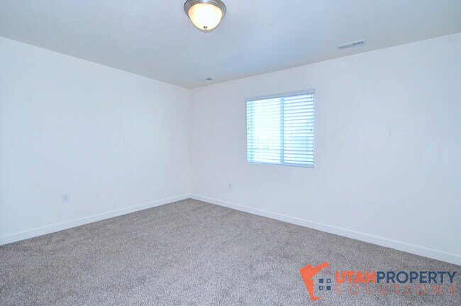 Building Photo - 8172 Broken Spoke Ln