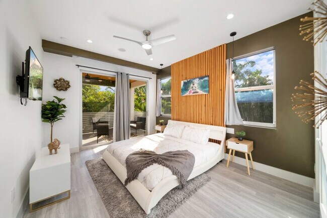 Building Photo - 1621 NE 4th Pl