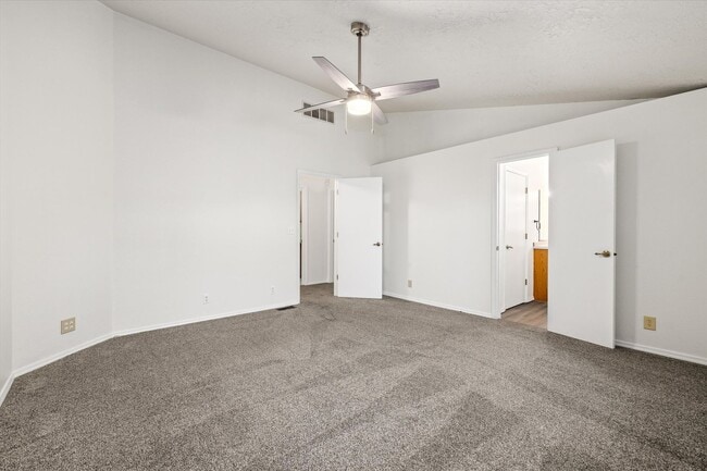 Building Photo - Charming 3-Bed, 3-Bath Home in Quiet Boise...