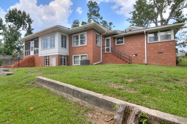 Building Photo - 822 W Woodlawn Ave