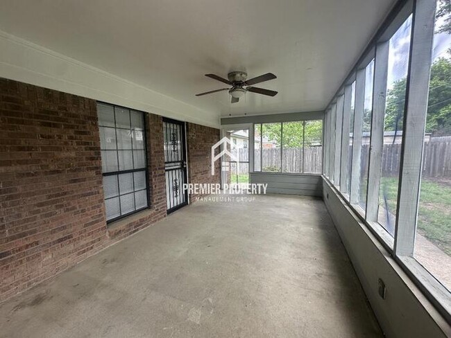 Building Photo - 2322 Bartlett Oaks Dr