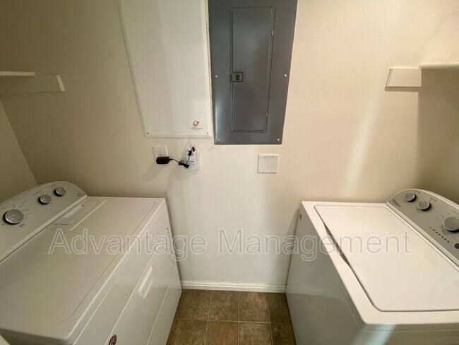 Building Photo - 1077 Canyon Meadow Dr