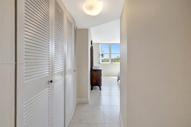Building Photo - 3181 S Ocean Dr