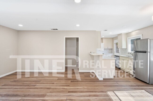 Building Photo - Tahoe Park 2 Bedroom Duplex