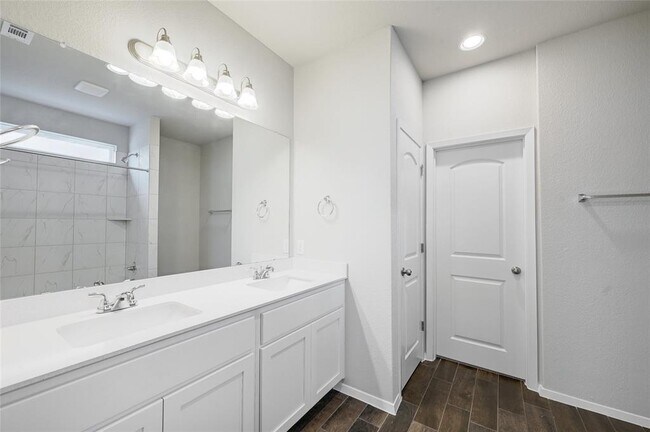 Building Photo - 215 Desperado Dr