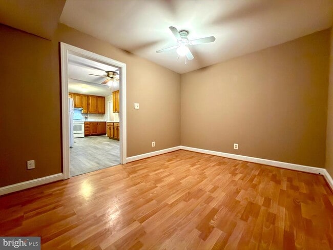 Building Photo - 905 W Poplar Rd