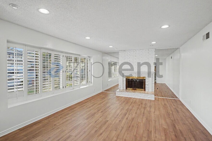 Building Photo - Unit