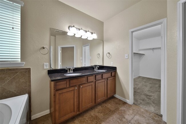 Building Photo - 25208 Forest Ledge Dr