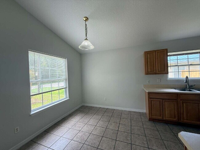 Building Photo - 324 Lena St