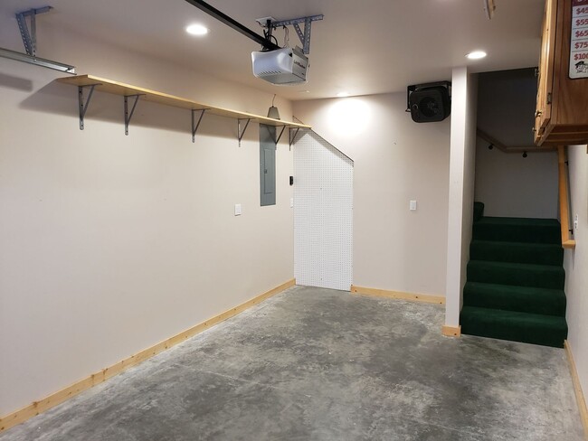 Building Photo - 702