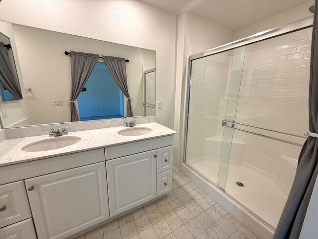 Building Photo - Modern Three Bedroom Townhouse in gated community of El Paseo $2,995.