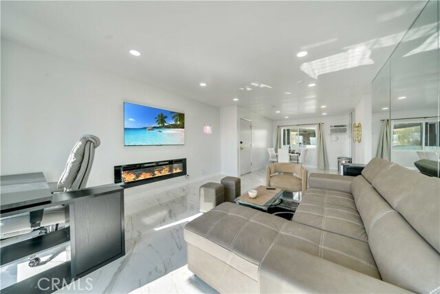 Building Photo - 8400 De Longpre Ave