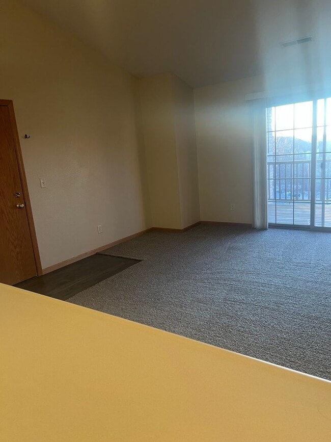 Building Photo - Nice 2br Condo in Coralville close to shopping & interstate