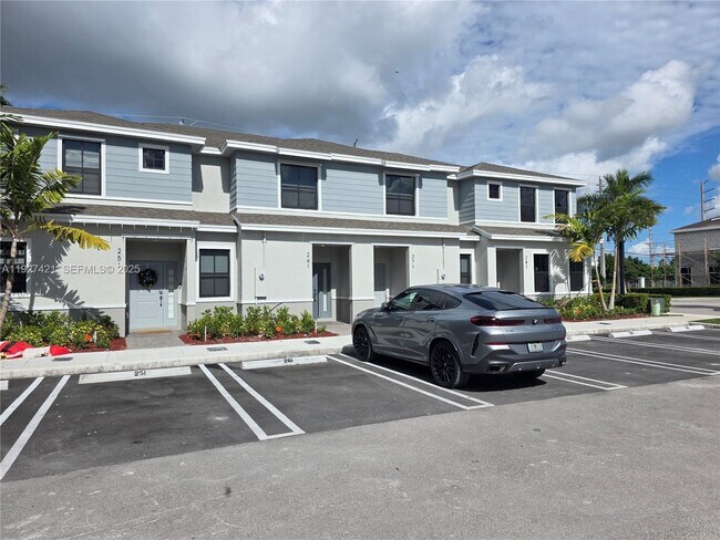 Building Photo - 261 NE 16th St