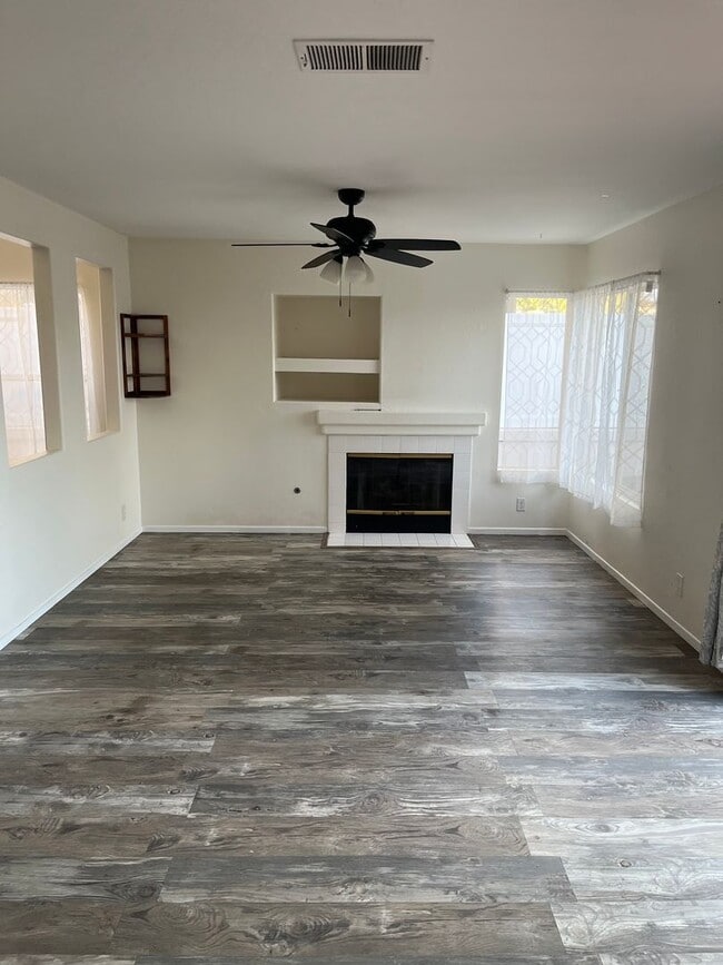 Building Photo - Spacious 4br/3ba Single Family Residence i...