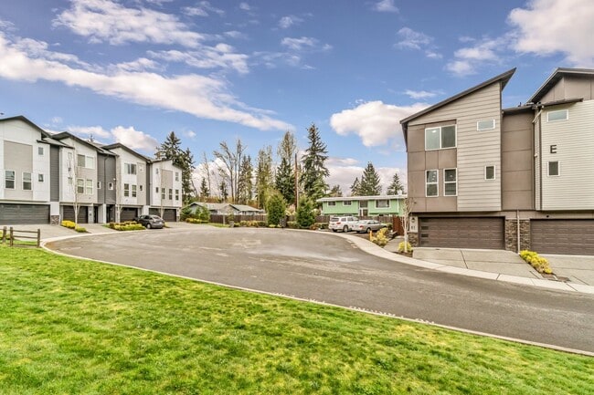 Building Photo - Modern Tri-Level 4BD/3.5BTH Townhouse in Lynnwood for Rent! Pet Friendly!
