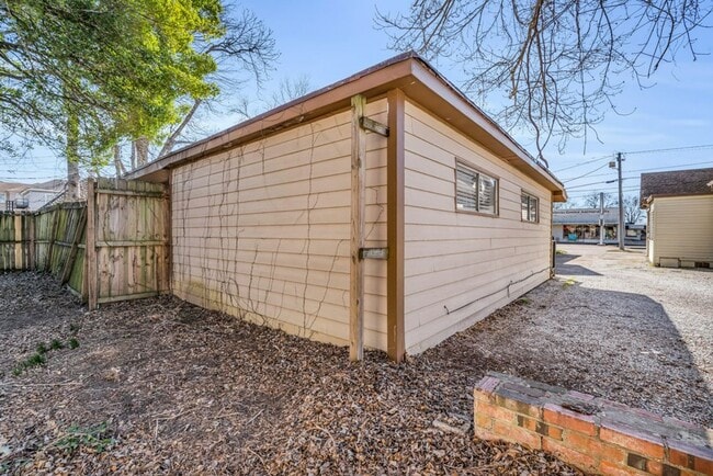 Building Photo - 2 bed/1 bath apartment