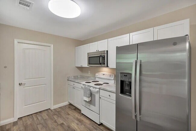 Building Photo - Charming 3-Bedroom Haven with 2 Full Baths...