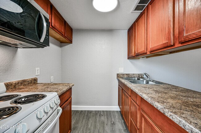 Building Photo - 3141 E Cypress St