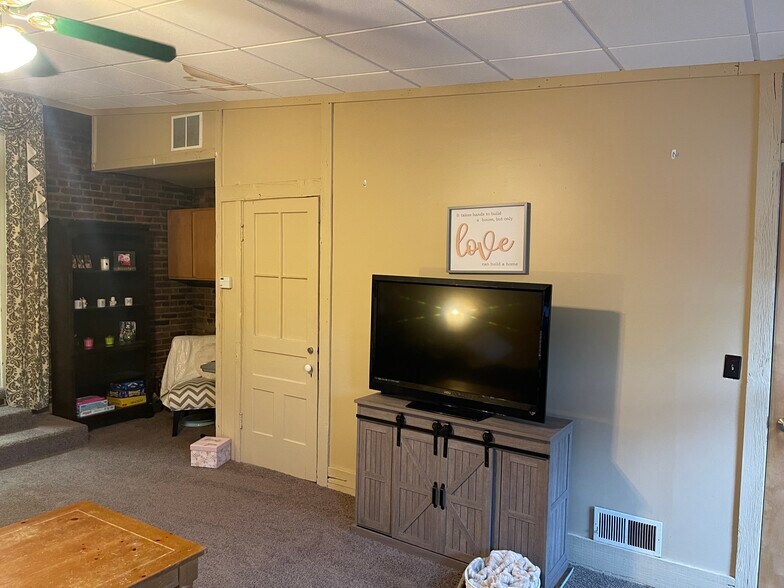 Living room - 118 E Main St