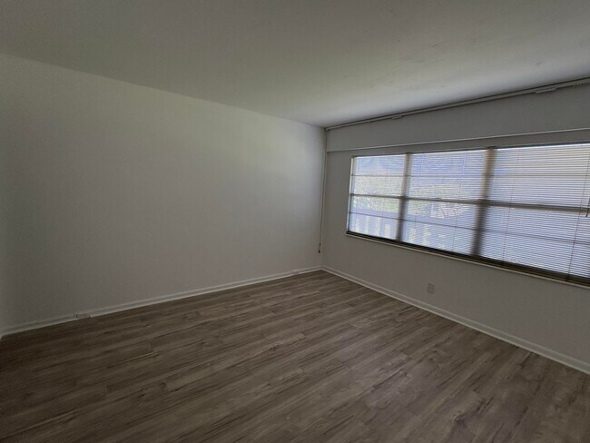 Building Photo - 497 Mansfield L