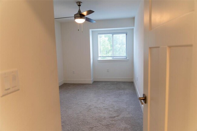Building Photo - 204 Conservation Dr
