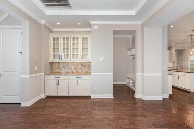 Building Photo - Stunning 5-Bedroom, 5-Bathroom Home with Chef's Kitchen and Luxurious Features