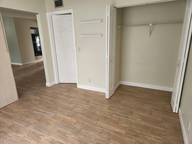 Building Photo - 3345 Lucerne Park Dr