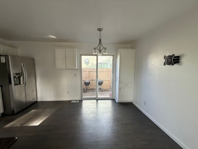 Building Photo - Modern Comfort & Convenience in a Prime Location