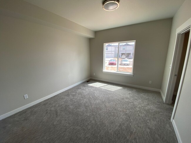 Building Photo - Newer Chimney Park Townhome!!