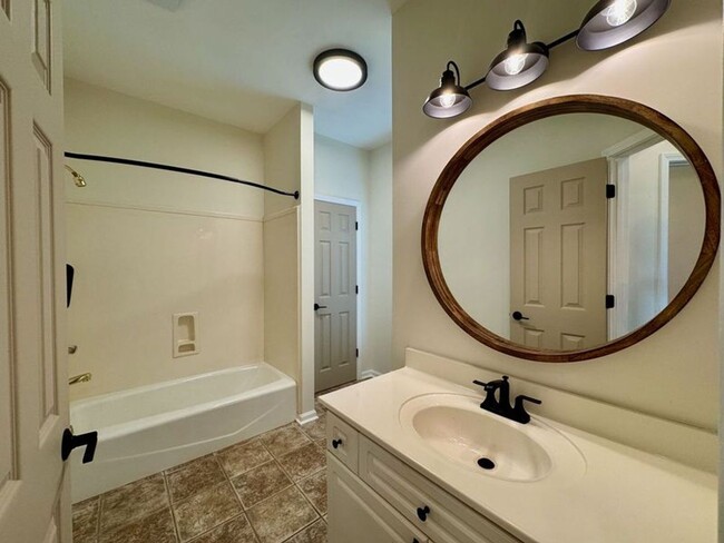 Building Photo - Captivating 3 BR/ 2 BA home in Vestavia!