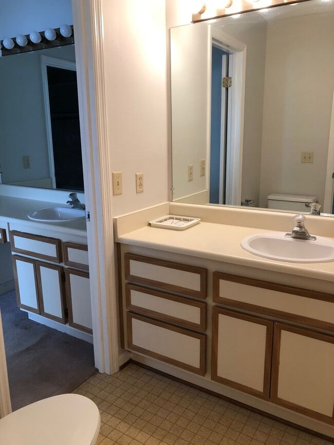 Building Photo - Cute 2 bedroom, 2 bath