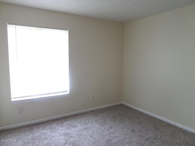 Building Photo - 3727 Greentree Pl