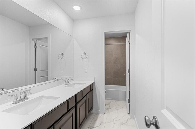 Building Photo - 121 Rangel Dr