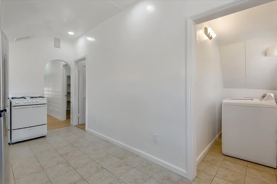 Building Photo - 3207 W 112th St