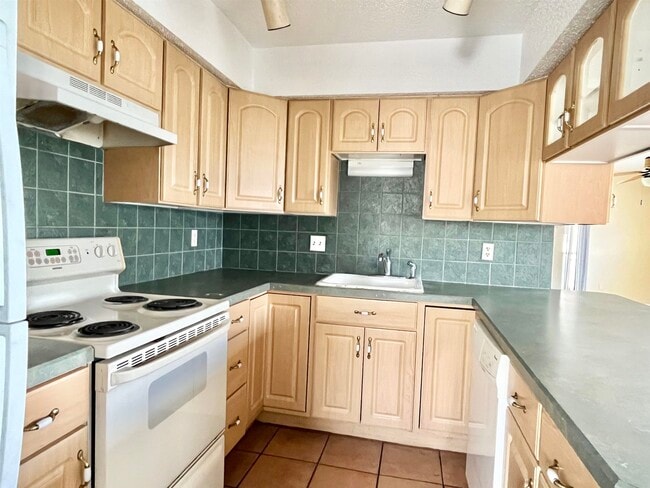 Building Photo - 13 E St