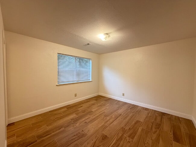 Building Photo - Last 2BR unit at Green Oaks