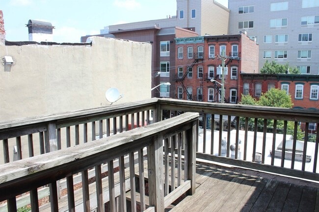 Building Photo - 182 Christopher Columbus Dr