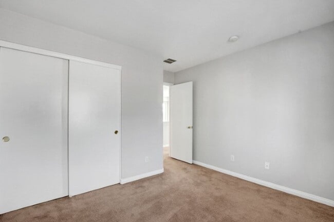 Building Photo - Awesome 3 Bedroom, 2 Story Home in North L...