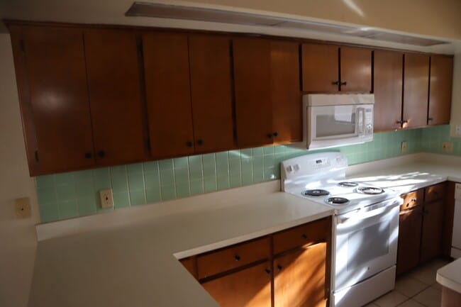 Building Photo - Livable, Lovable, & Avaiable!