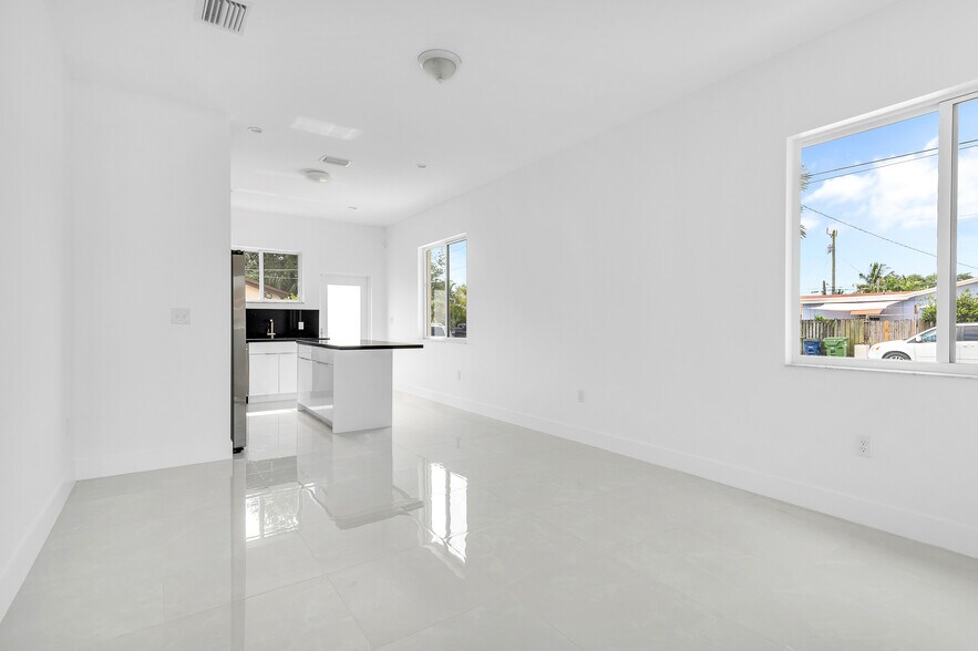 Building Photo - 785 SW 7th Ave