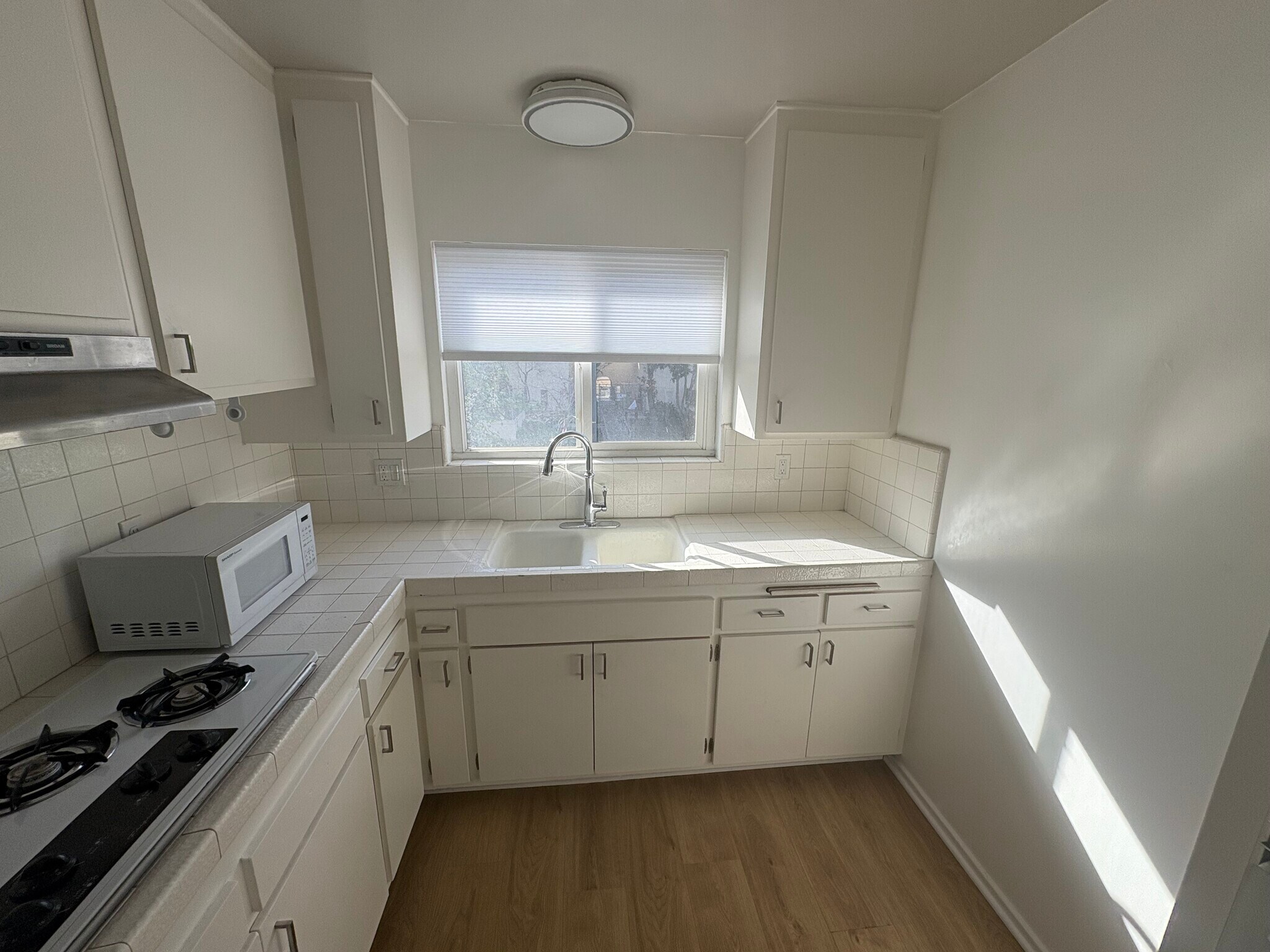 Building Photo - 510 N Van Ness Ave