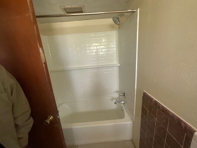 Building Photo - 3 Bed, 2 Bath, 1 Car Garage