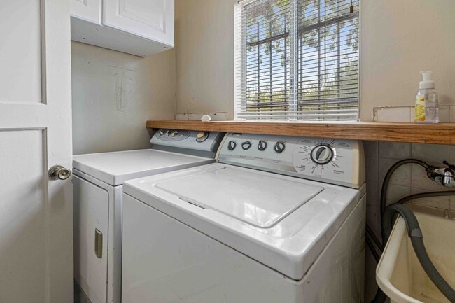 Building Photo - 2 bedroom / 1 bathroom available for rent ...